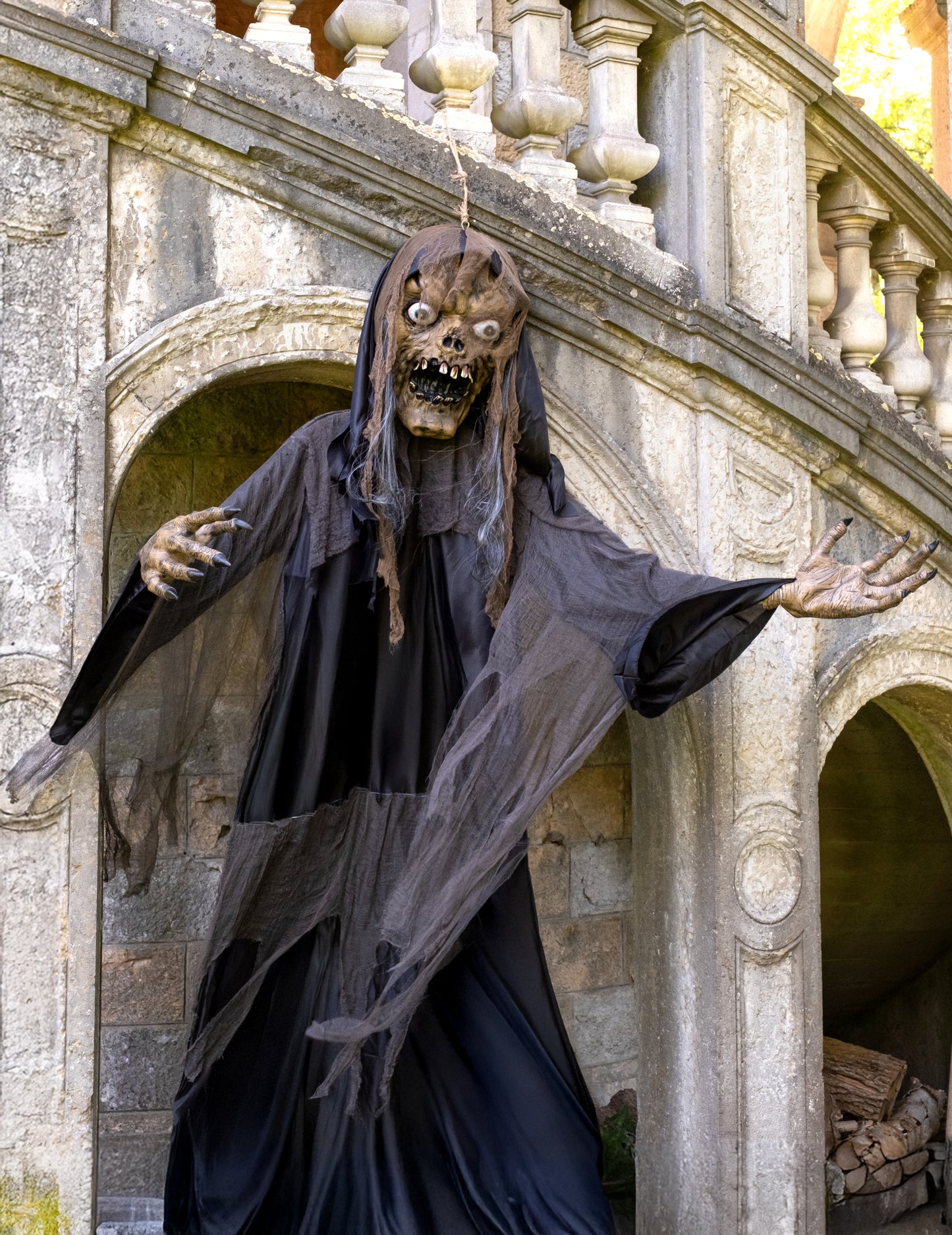 Óriás halloweeni dekoráció: függő boszorkány/zombi, 3,50 m