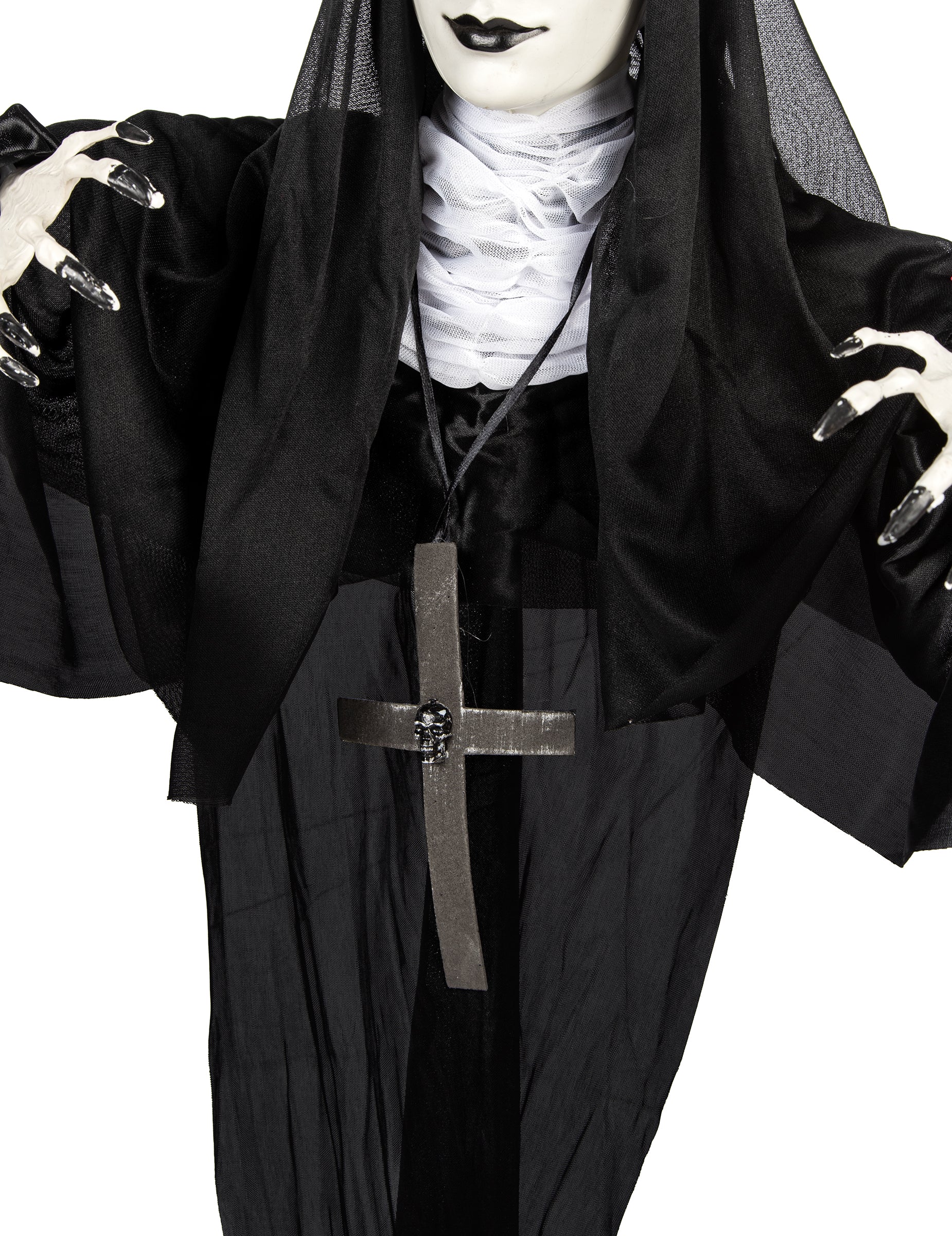 Gros plan sur le pendentif croix avec tête de mort de la décoration lumineuse nonne suspendue
