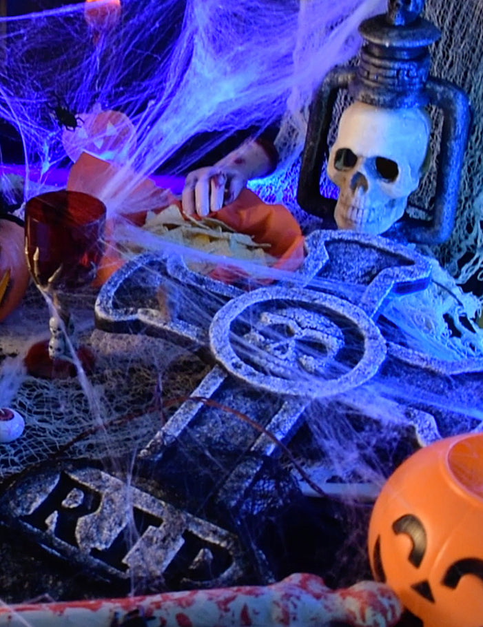 Mise en situation de la décoration pierre tombale croix avec tête de mort pour Halloween