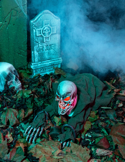 Gros plan sur les yeux rouges lumineux de la décoration squelette animée lumineuse et sonore Halloween