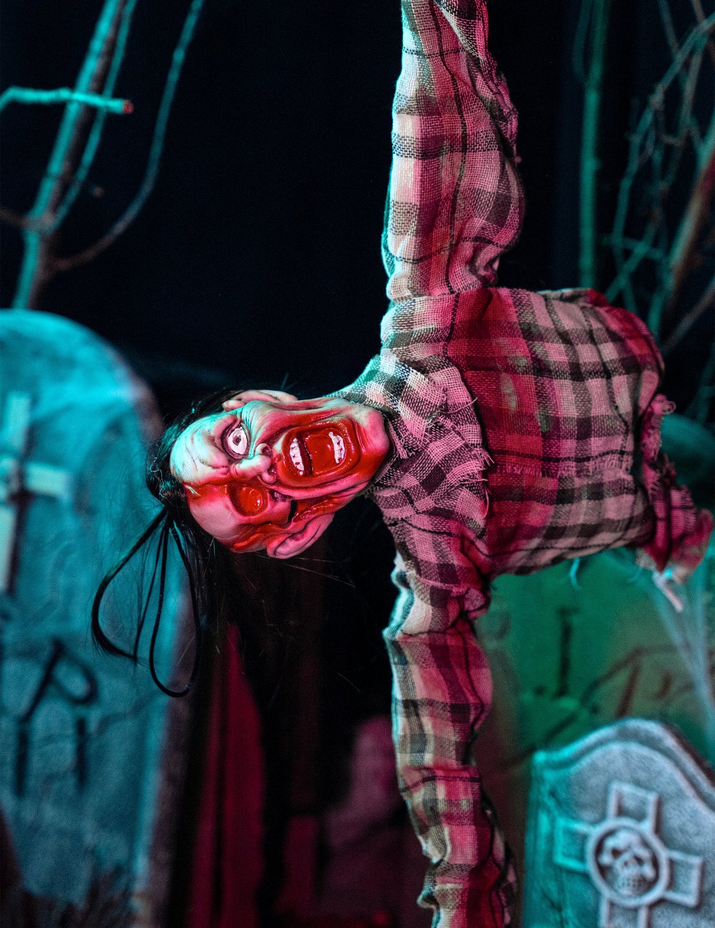 Mise en scène nocturne avec éclairage de la décoration torse de zombie pour Halloween