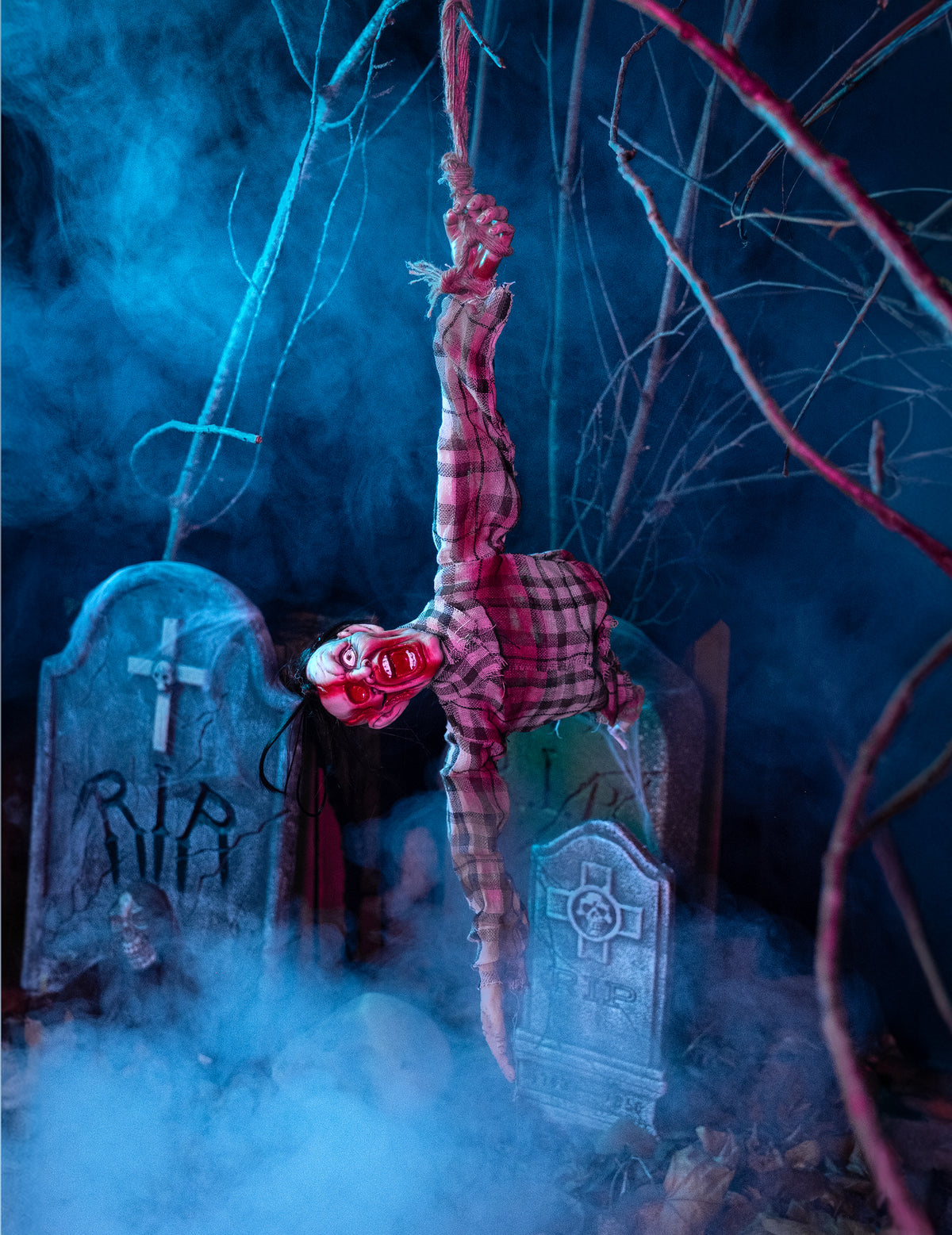 Vue de la suspension par le bras de la décoration torse de zombie pour Halloween
