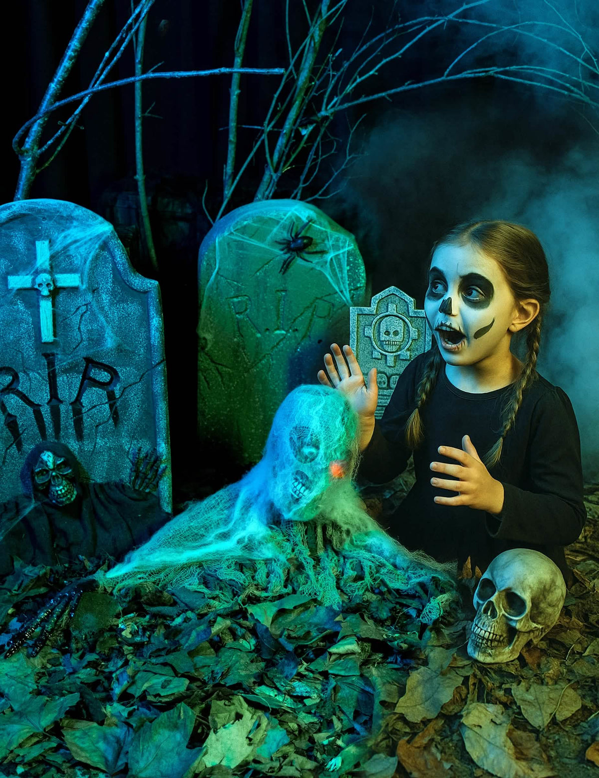 animált zombi dekoráció halloweenre fátyollal és piros fényű szemmel