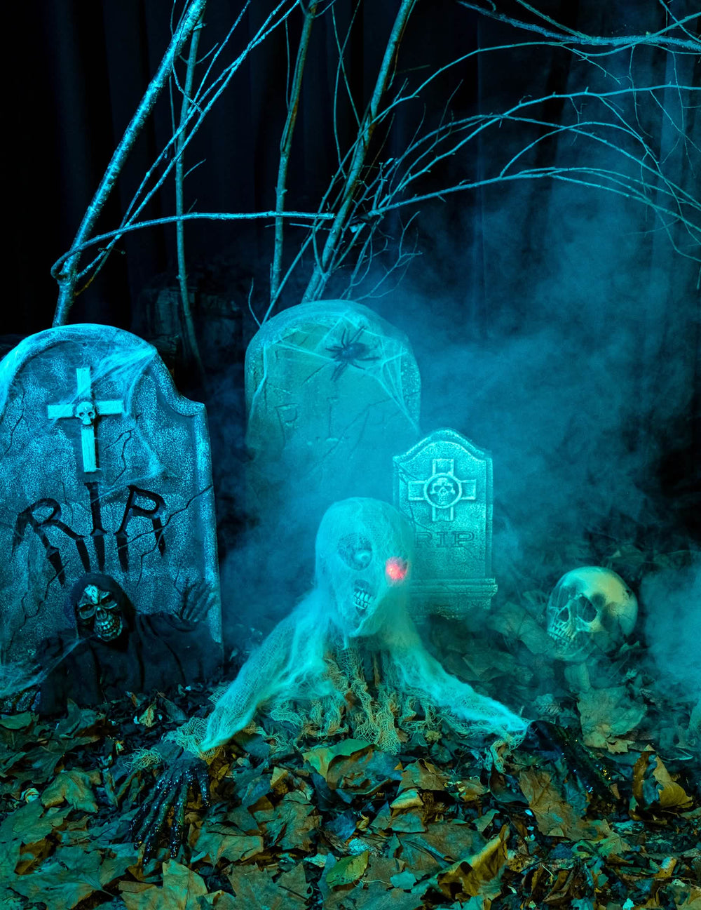halloweeni szürke animált zombi dekoráció piros világító szemmel és fekete kezekkel