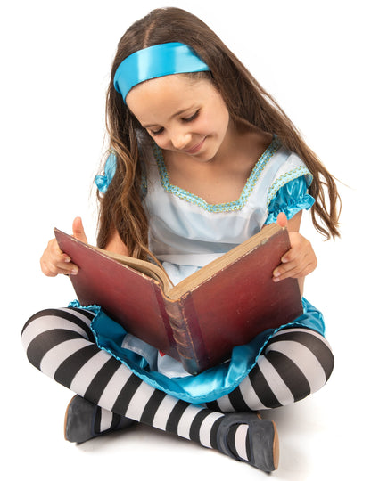 Helyzetbemutató könyvet olvasva az Alice jelmez lányoknak