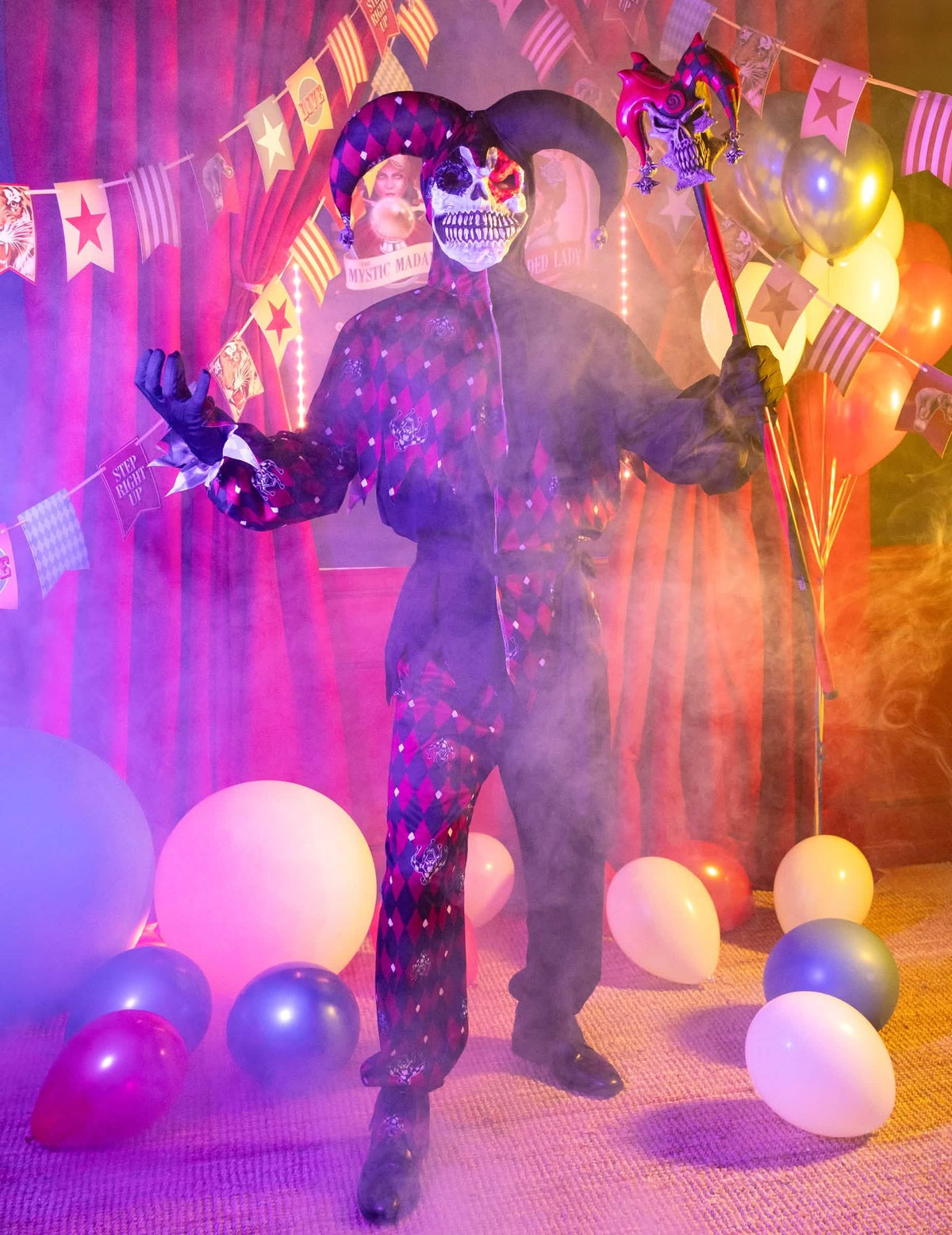 Beállított jelenet lufikkal és füsttel a férfi luxus gonosz Arlecchino jelmezhez