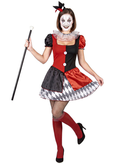 Piros és fekete harlequin jelmez nő
