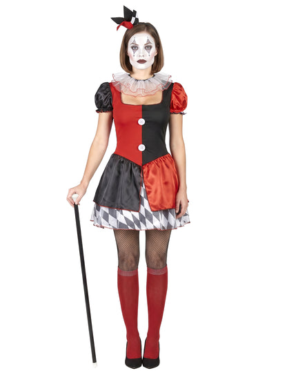 Piros és fekete harlequin jelmez nő