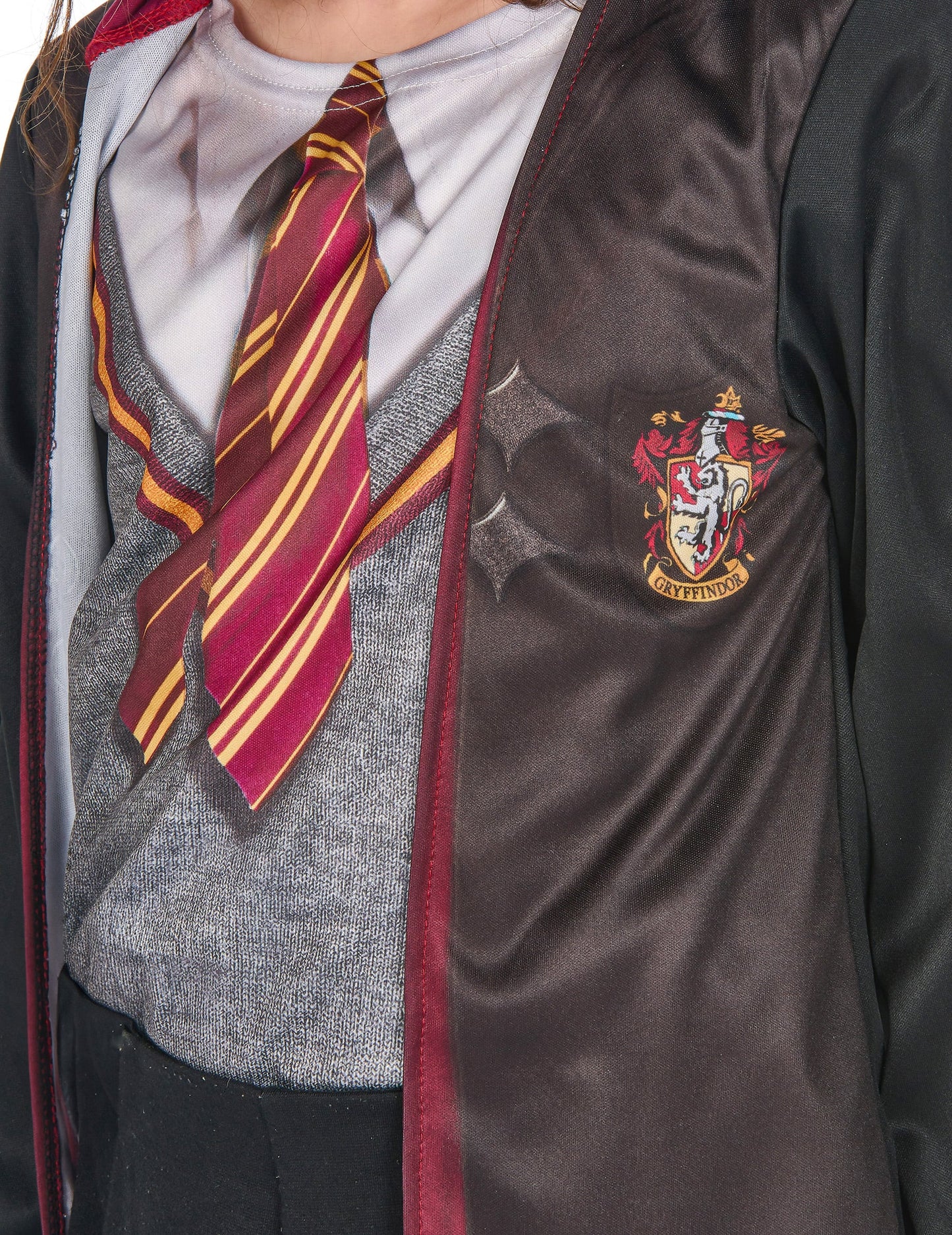 Détail de l'écusson Gryffondor sur la robe du déguisement avec accessoires Harry Potter™