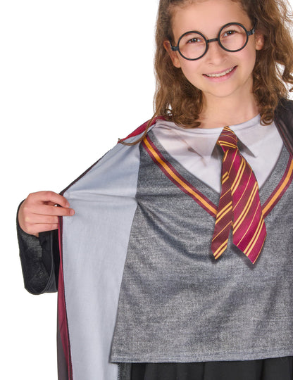 Détail de la cravate et du haut imprimés du déguisement avec accessoires Harry Potter™