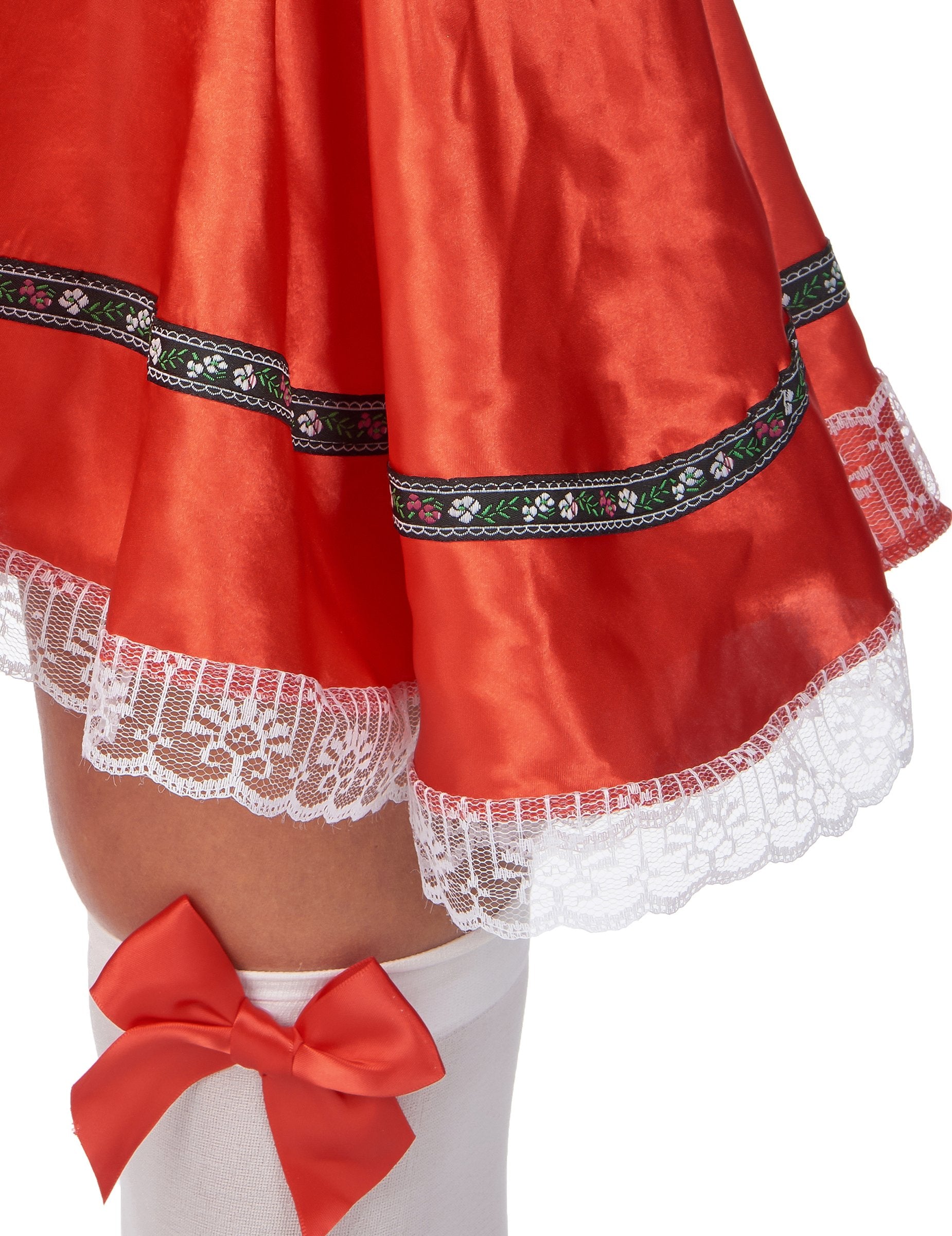 A hagyományos bajor női jelmez szoknyájának csipkés aljának részlete