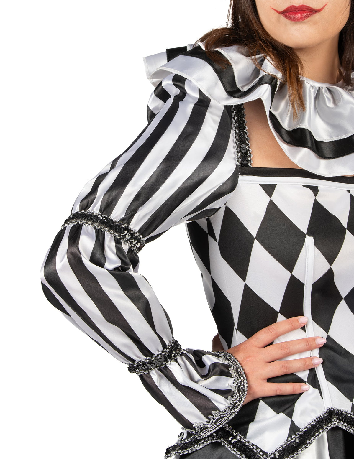 Détail de la manche bouffante rayée et de la collerette du déguisement de bouffon diabolique pour femme