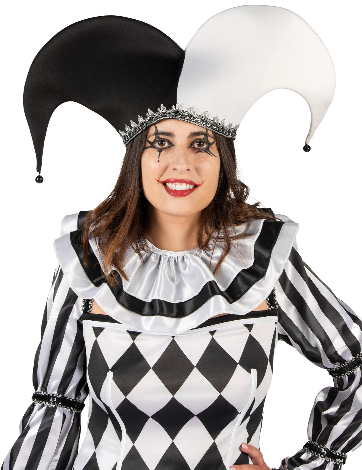 Gros plan sur le chapeau et le maquillage du déguisement de bouffon diabolique pour femme noir et blanc luxe