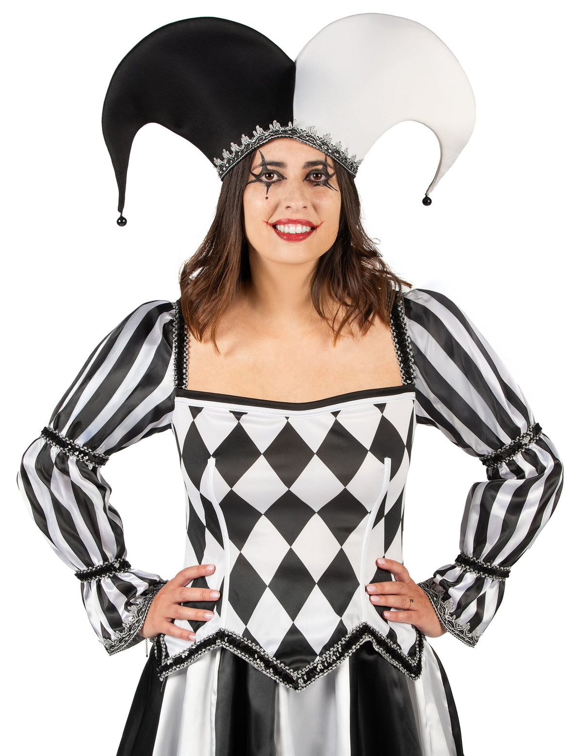 Gros plan sur le bustier et le chapeau du déguisement de bouffon diabolique