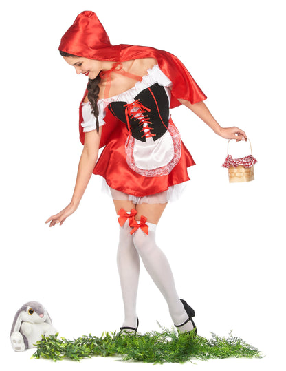 Helyzetbemutató kosárral és plüssjátékkal a női piroska jelmezről