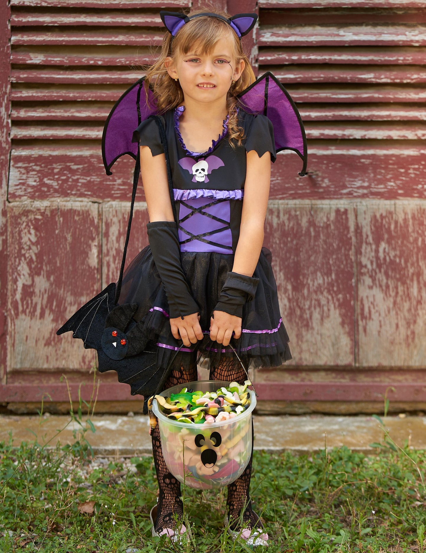 Fekete és lila lány álruhában
