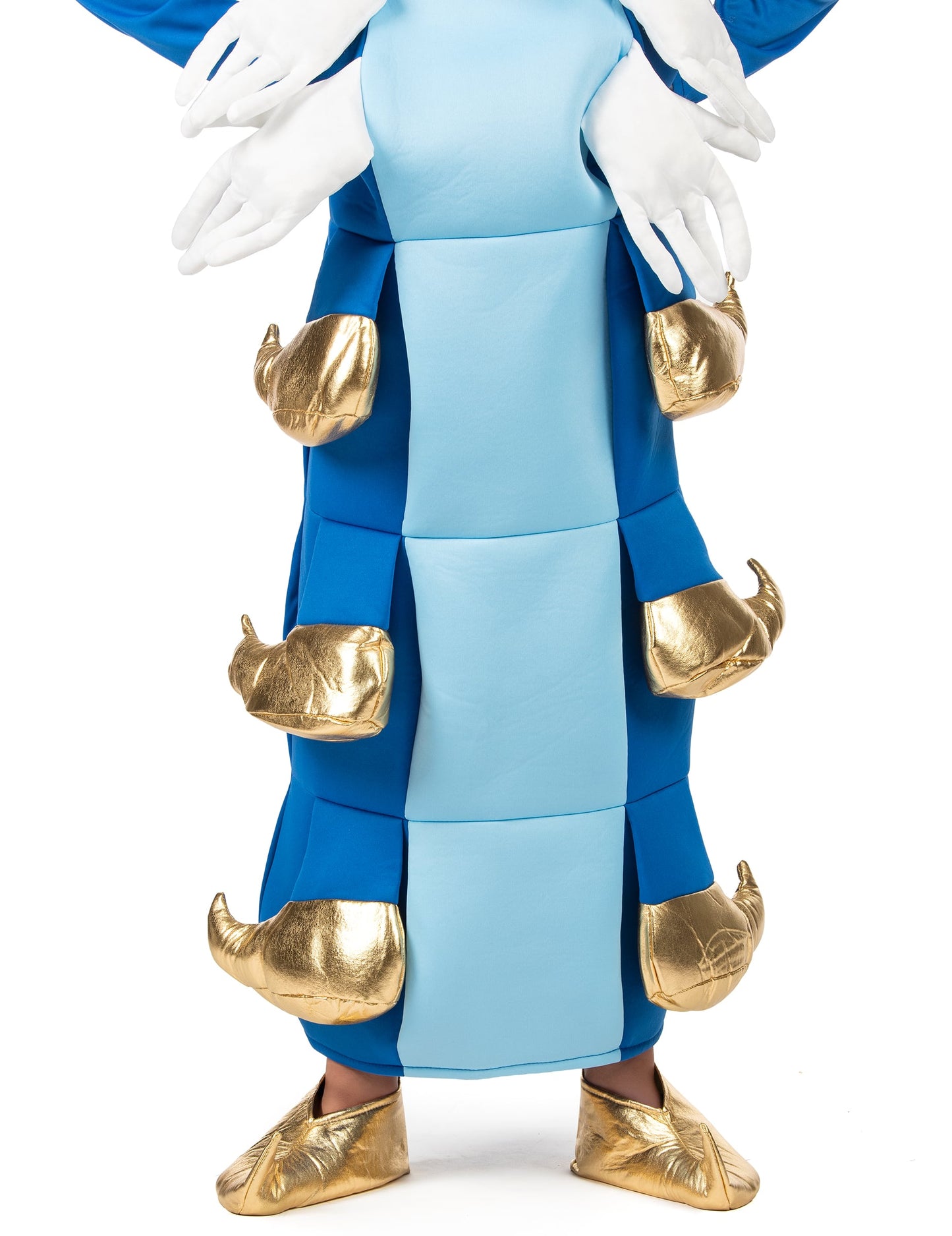Détail des mains blanches et des pieds dorés du déguisement de chenille pour enfant