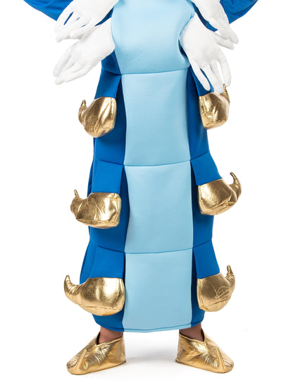 Détail des mains blanches et des pieds dorés du déguisement de chenille pour enfant