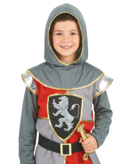 Gros plan sur le buste et la cagoule du déguisement de chevalier renaissance pour garçon