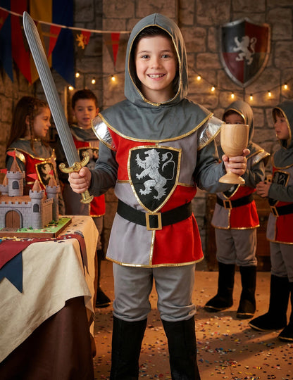 Mise en situation avec épée et calice du déguisement de chevalier renaissance pour garçon