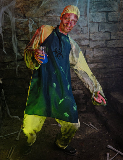 Mise en scène réaliste dans une cave du déguisement de chirurgien radioactif