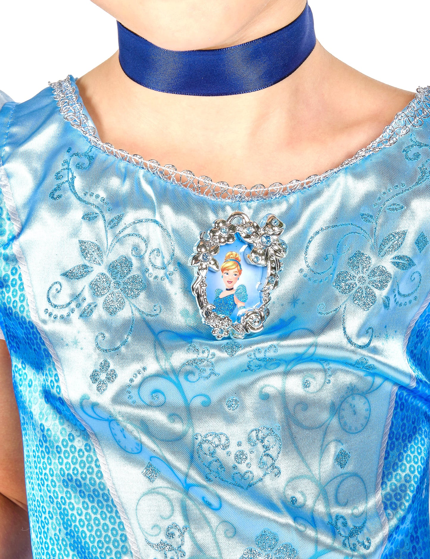 Détail du médaillon et du bustier du déguisement classique Cendrillon pour fille