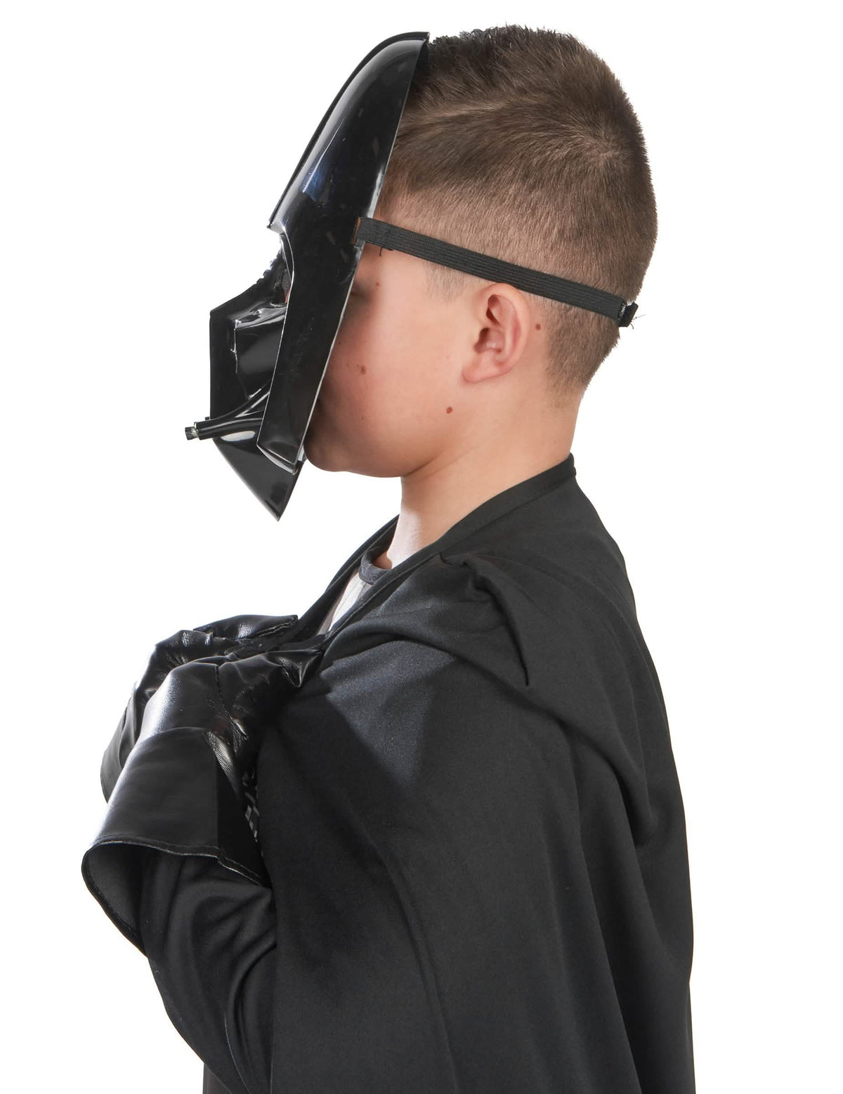 Oldalnézetben a fiú klasszikus Darth Vader jelmezmaszkja