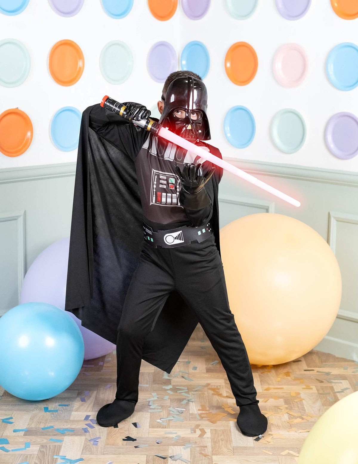 Akciópóz klasszikus Darth Vader jelmezben fiú számára sabérfénykarddal
