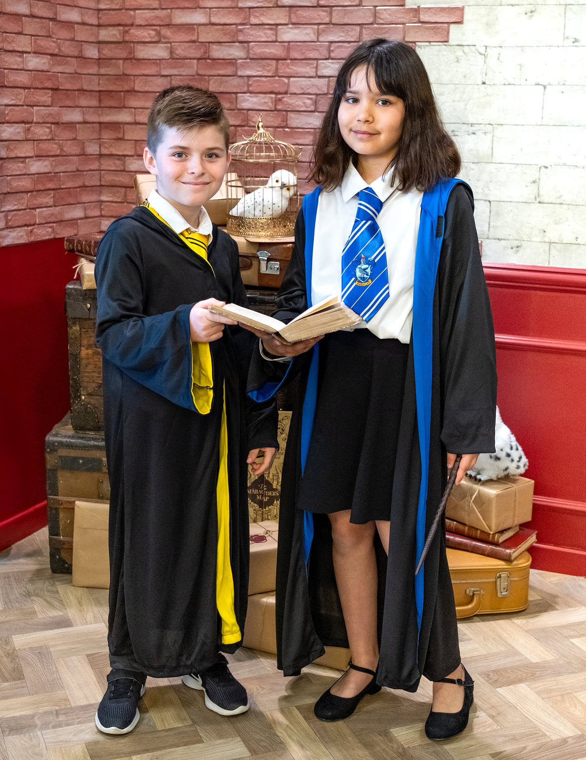 Mise en situation du déguisement classique Poufsouffle Harry Potter™ enfant