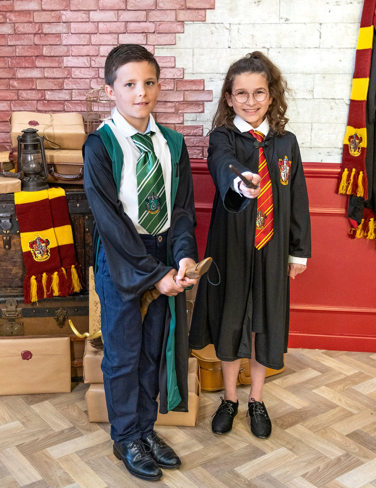 Mise en situation avec une élève de Gryffondor du déguisement classique Serpentard Harry Potter