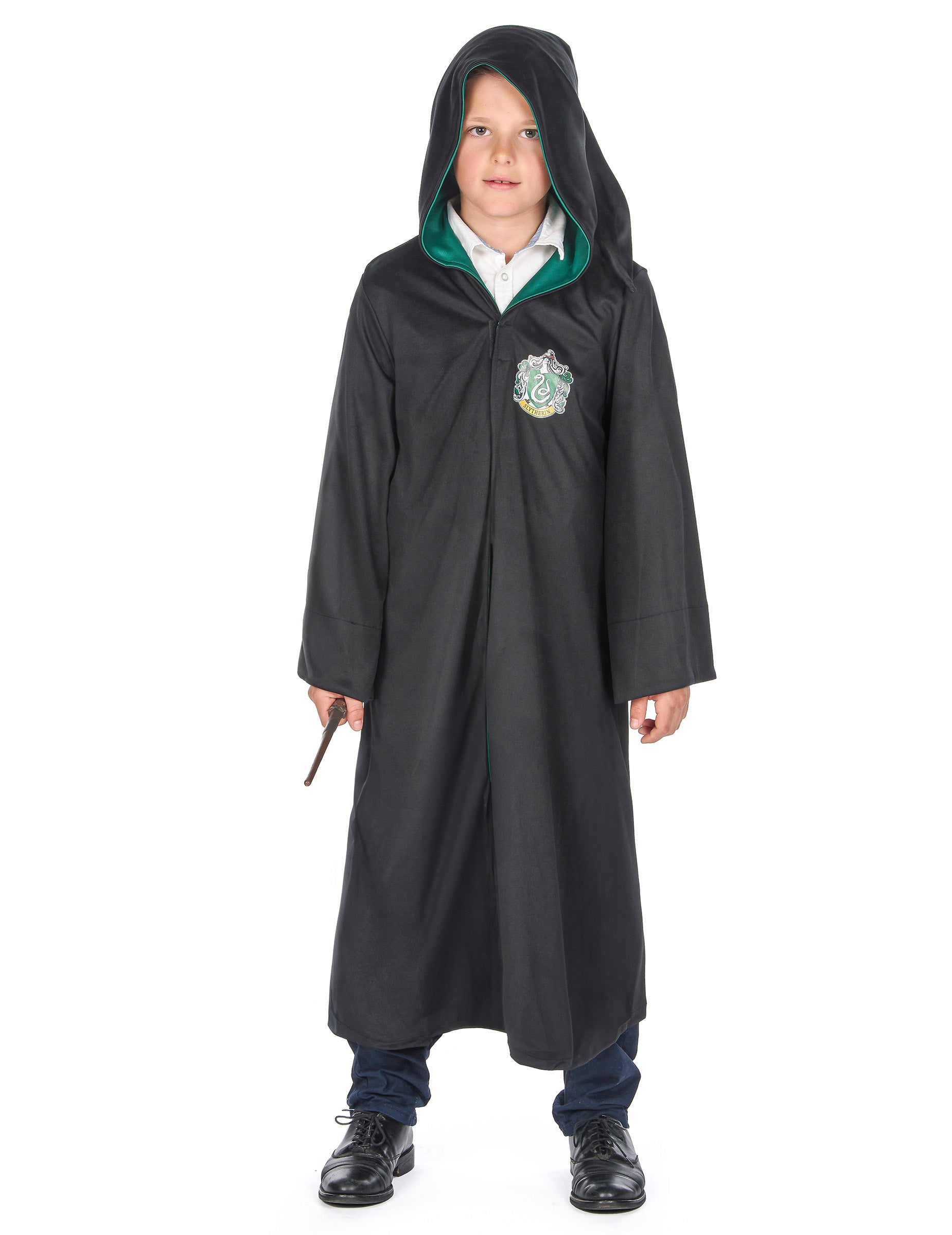 Vue de face avec capuche et baguette du déguisement classique Serpentard Harry Potter™