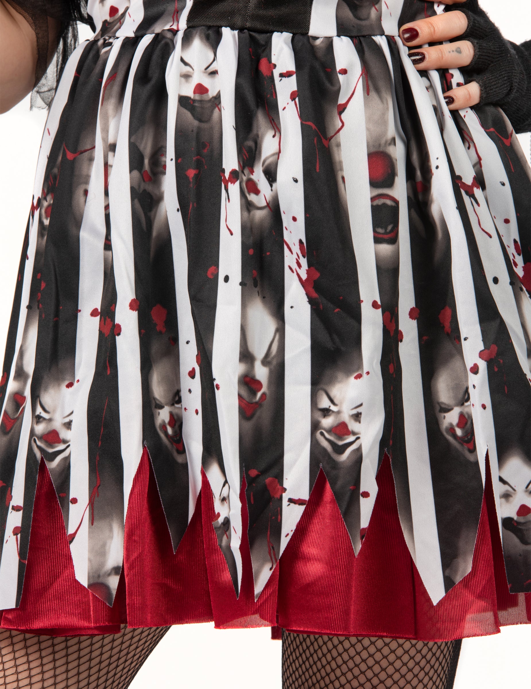 Détail de la jupe à rayures et imprimés visages de clowns du déguisement de clown dément luxe