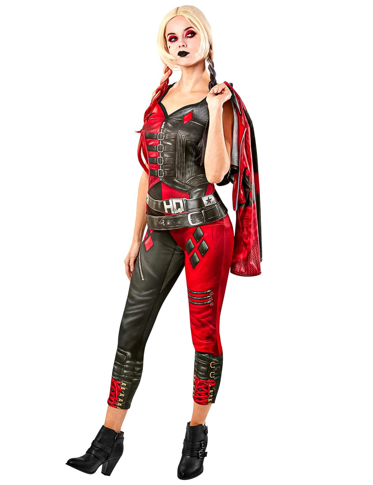 Háromnegyedes nézet Harley Quinn Suicide squad 2 jelmez overáljának kabátjával