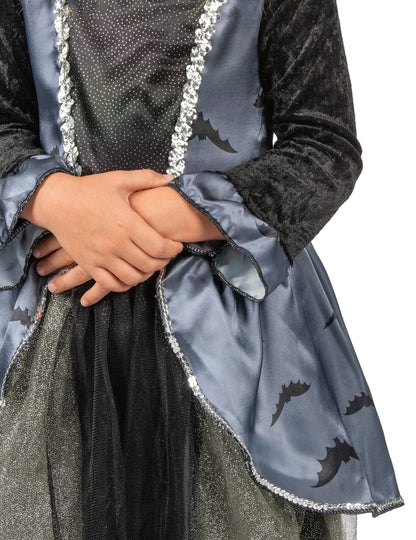 Détail des motifs de chauves-souris et des sequins du déguisement comtesse des chauve-souris