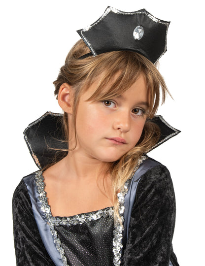 Gros plan sur le diadème et le col du déguisement de comtesse des chauve-souris pour fille