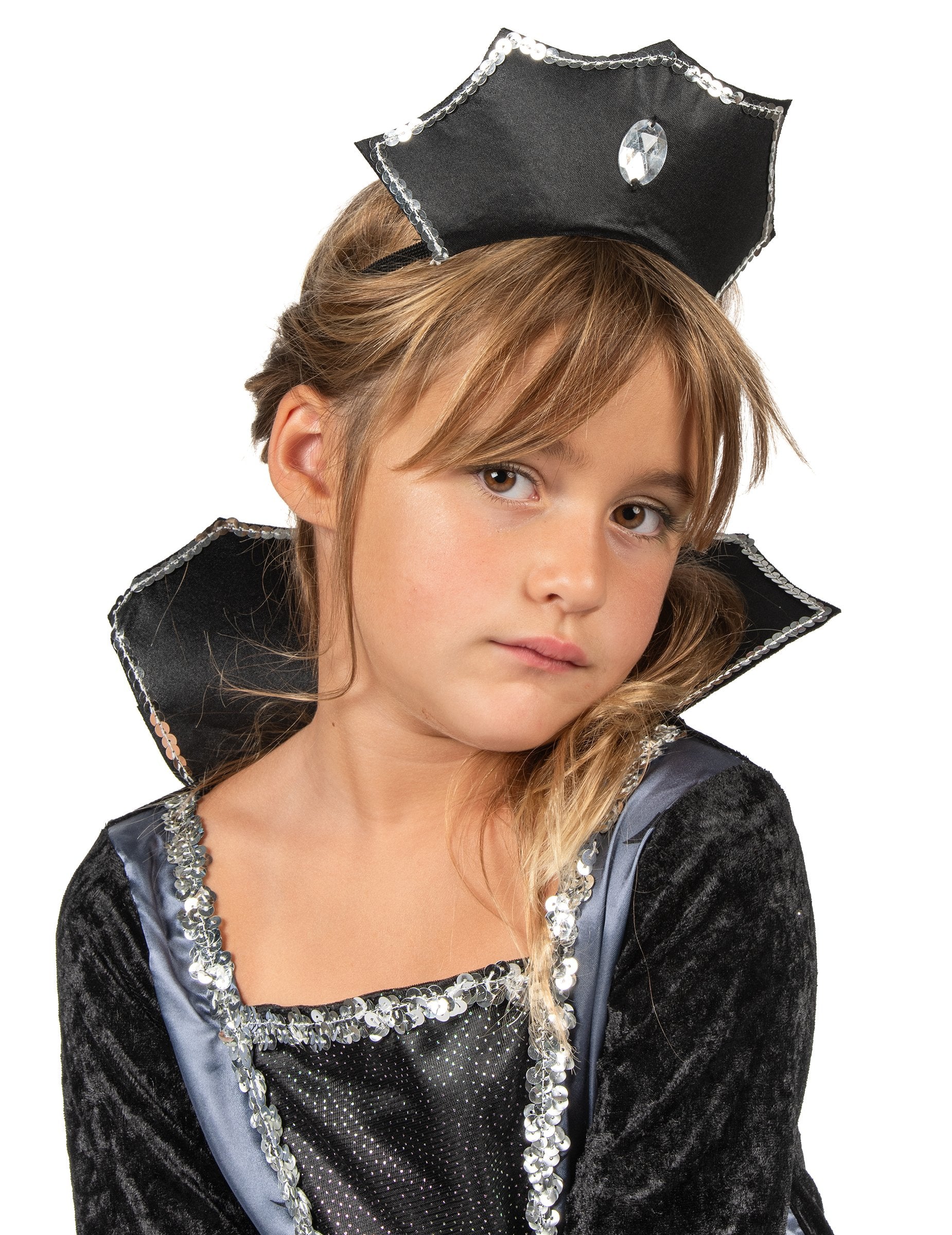 Détail du diadème et du col montant du déguisement comtesse des chauve-souris