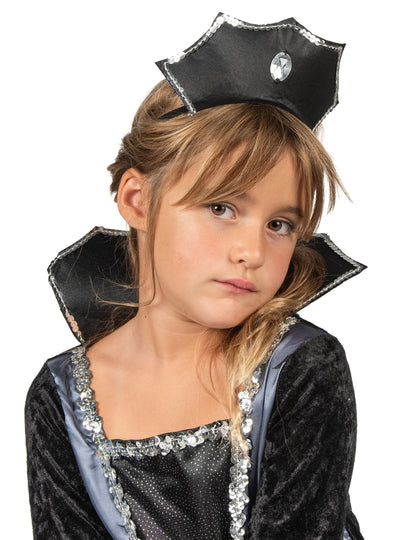 Détail du diadème et du col montant du déguisement comtesse des chauve-souris