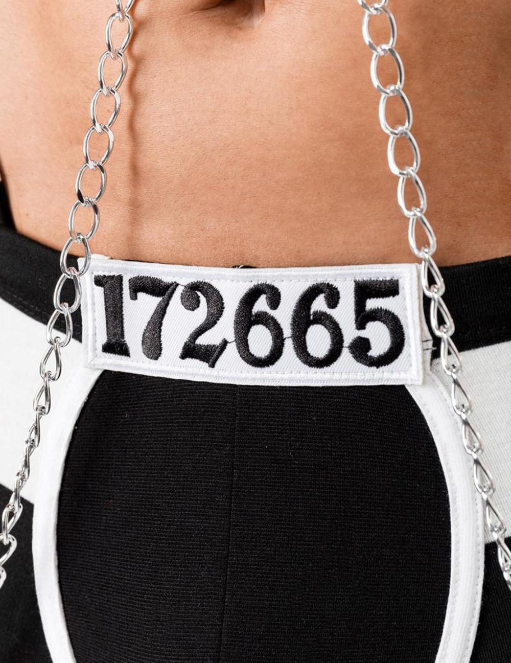 Détail du matricule et des chaînes du déguisement de prisonnier sexy luxe pour homme