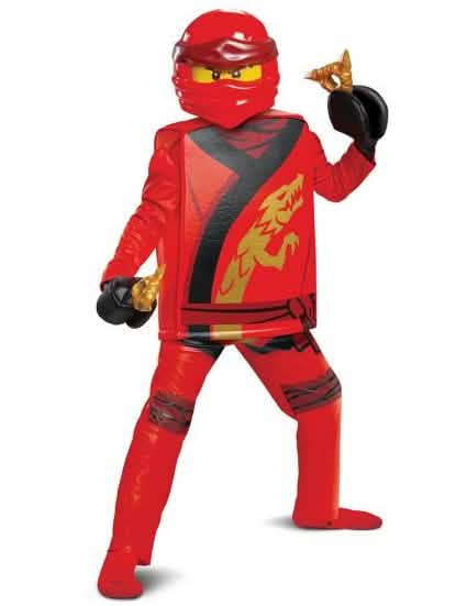 Harci pózban készült áttekintés a deluxe Kai Ninjago LEGO jelmezről