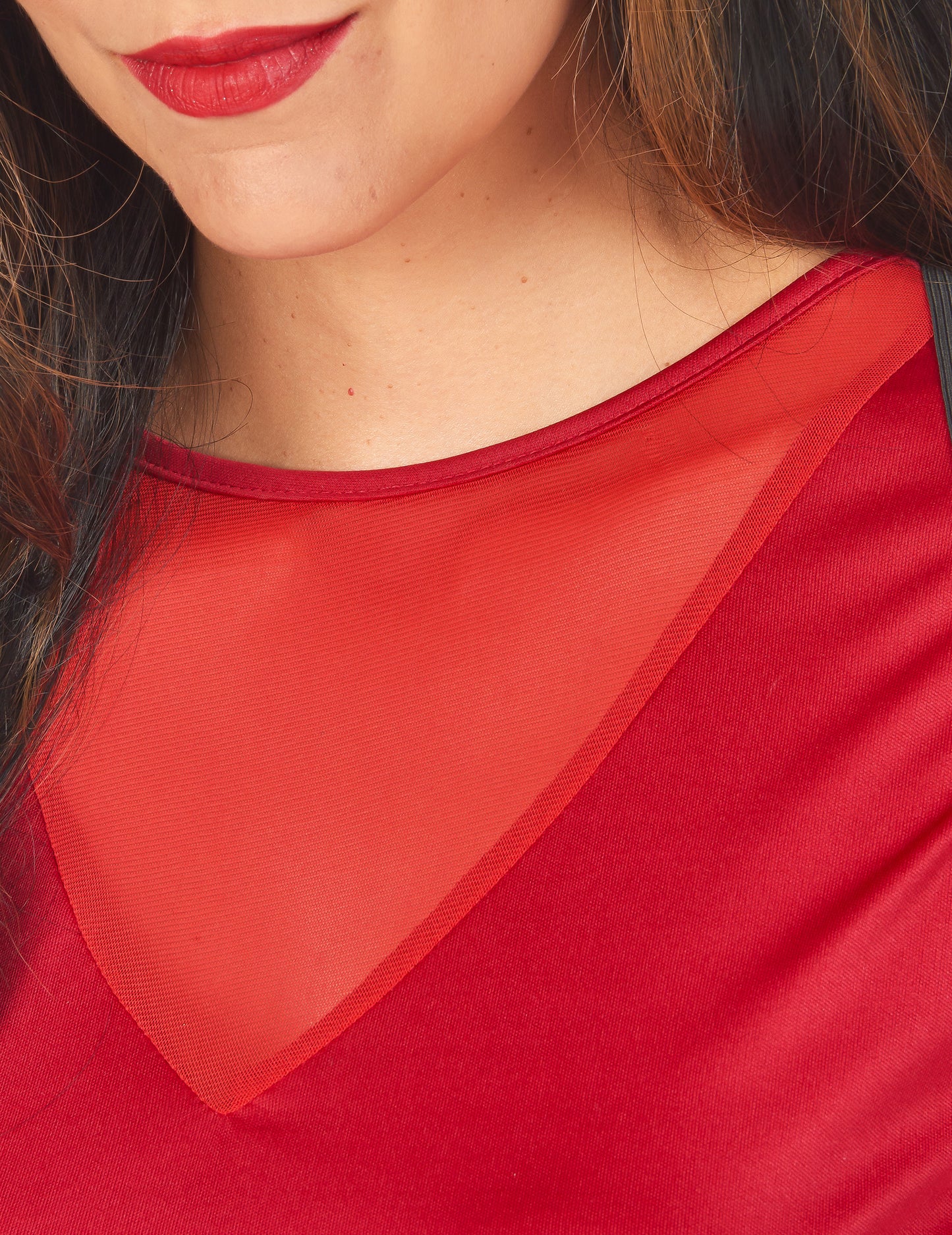 Détail du décolleté en voile rouge du déguisement de diablesse