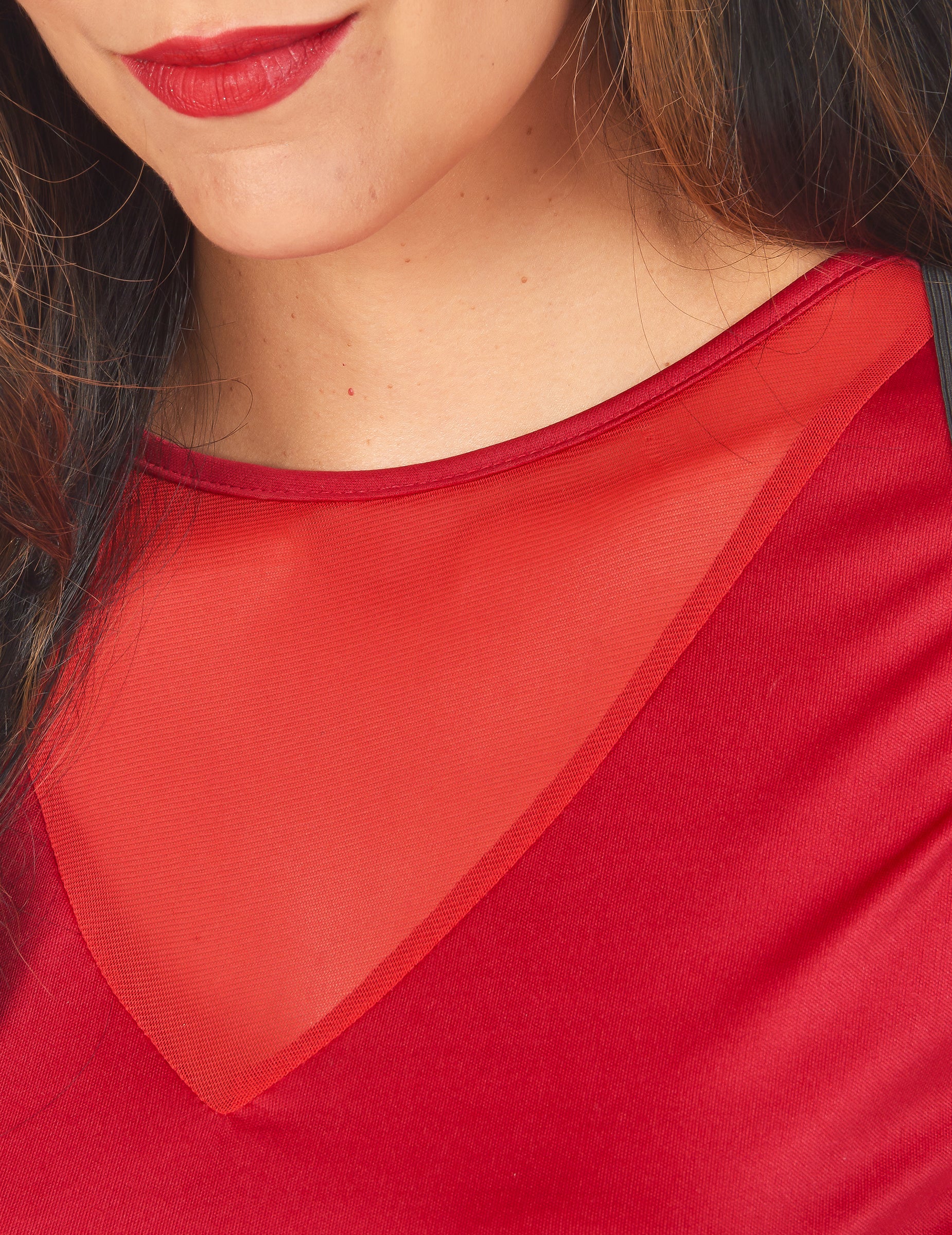 Détail du décolleté en voile rouge du déguisement de diablesse