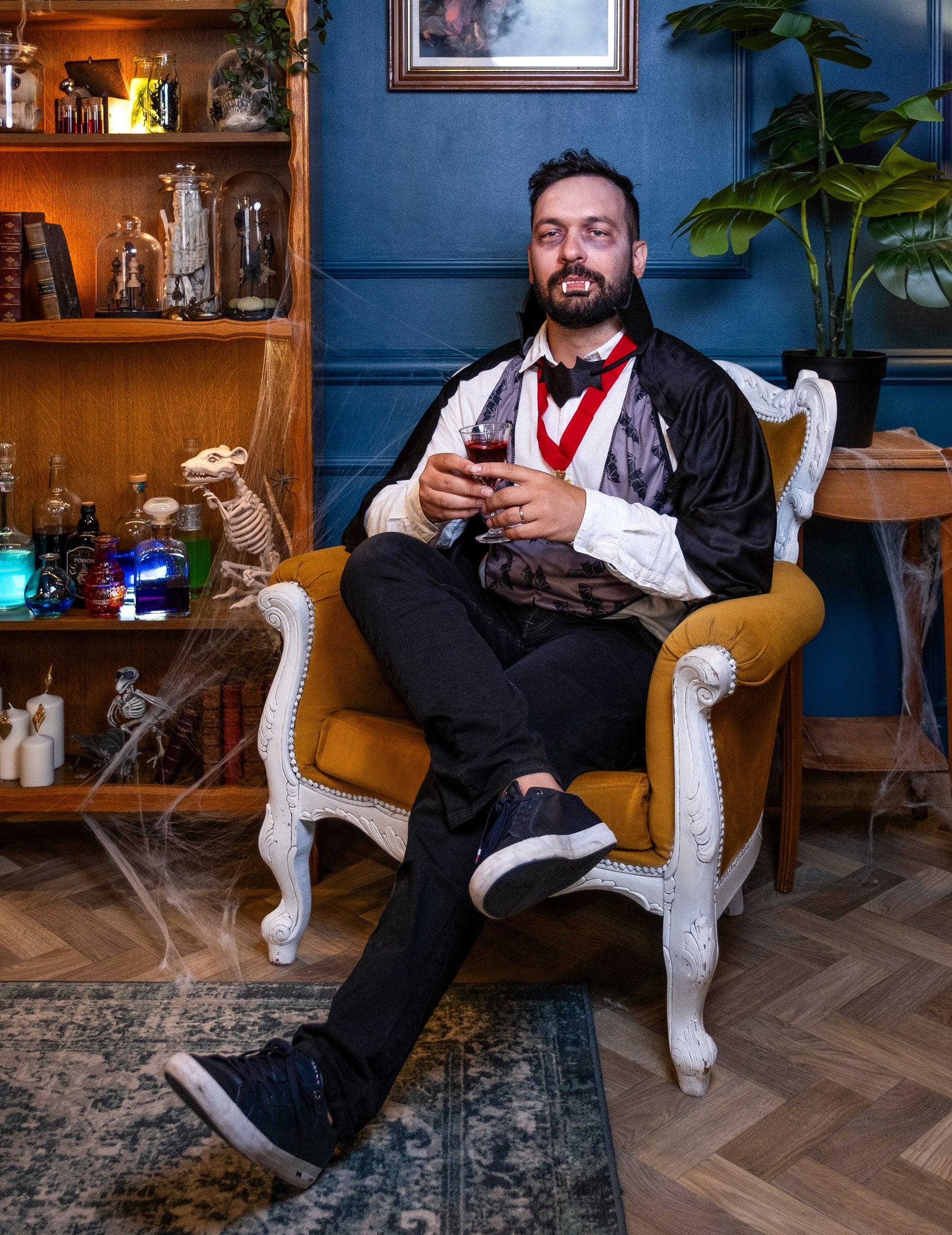 Helyzetbe állított férfi Dracula jelmez