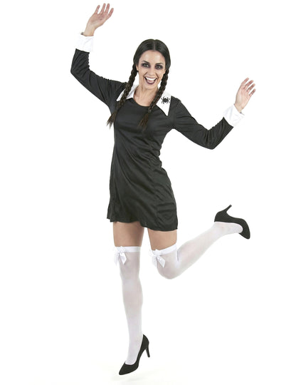 Elölnézet mozgásban az iskoláslány Halloween jelmezről