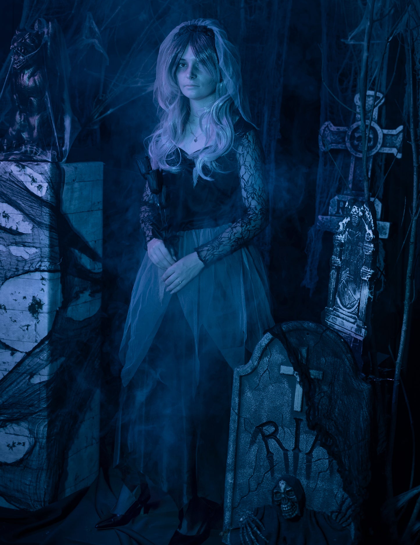 Fekete házas szellem álruhás nő halloween