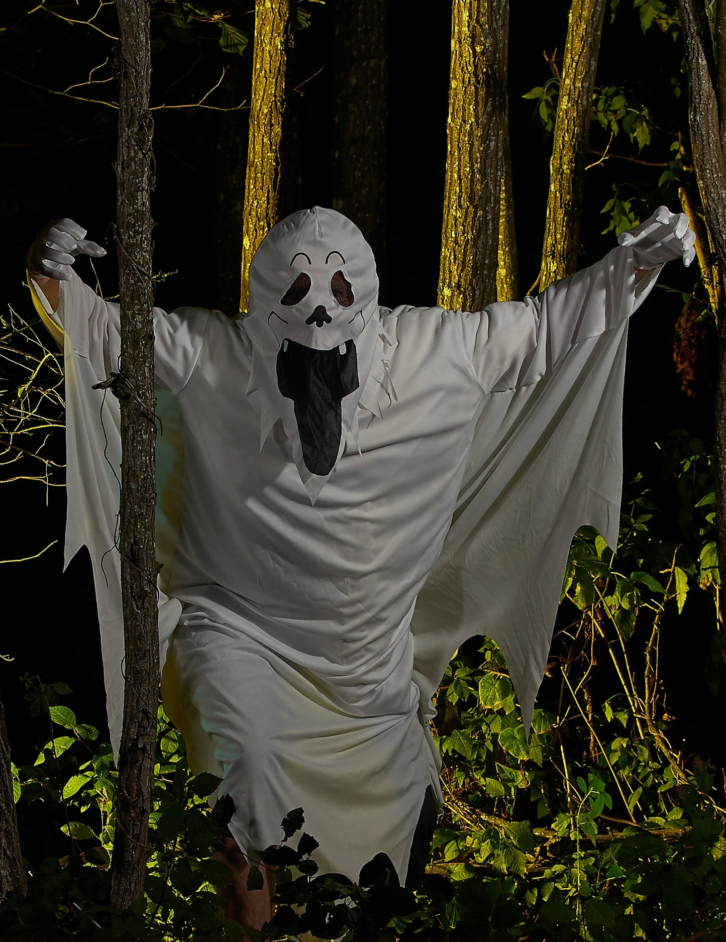 Mise en situation en forêt du déguisement de fantôme visage pour adulte