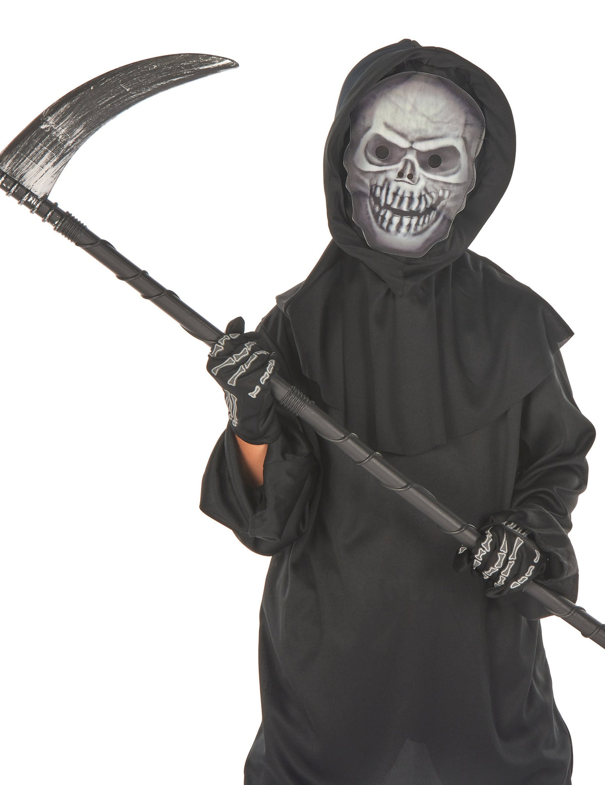 Gros plan sur le masque et la faux du déguisement faucheur sinistre