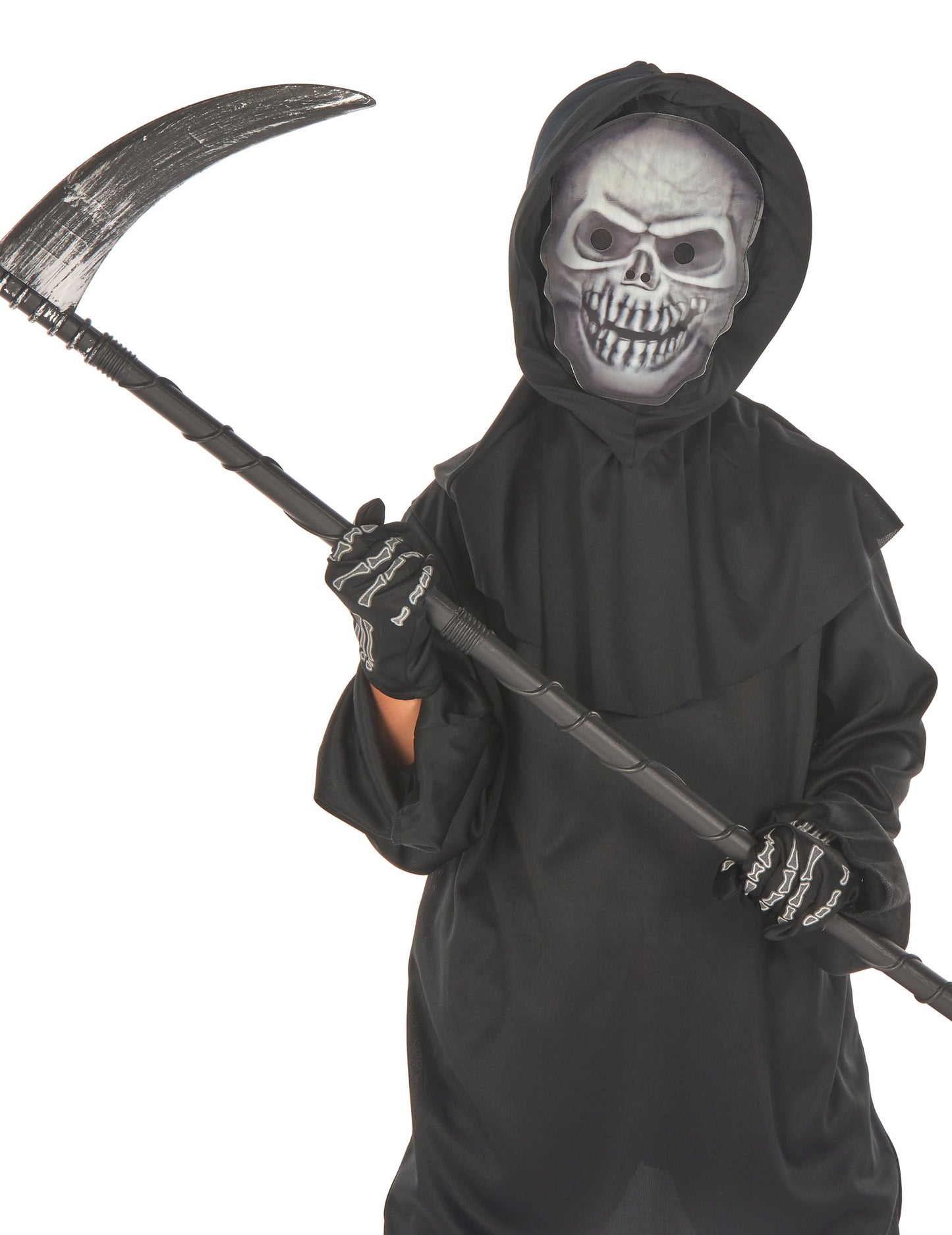 Gros plan sur le masque et la faux du déguisement faucheur sinistre