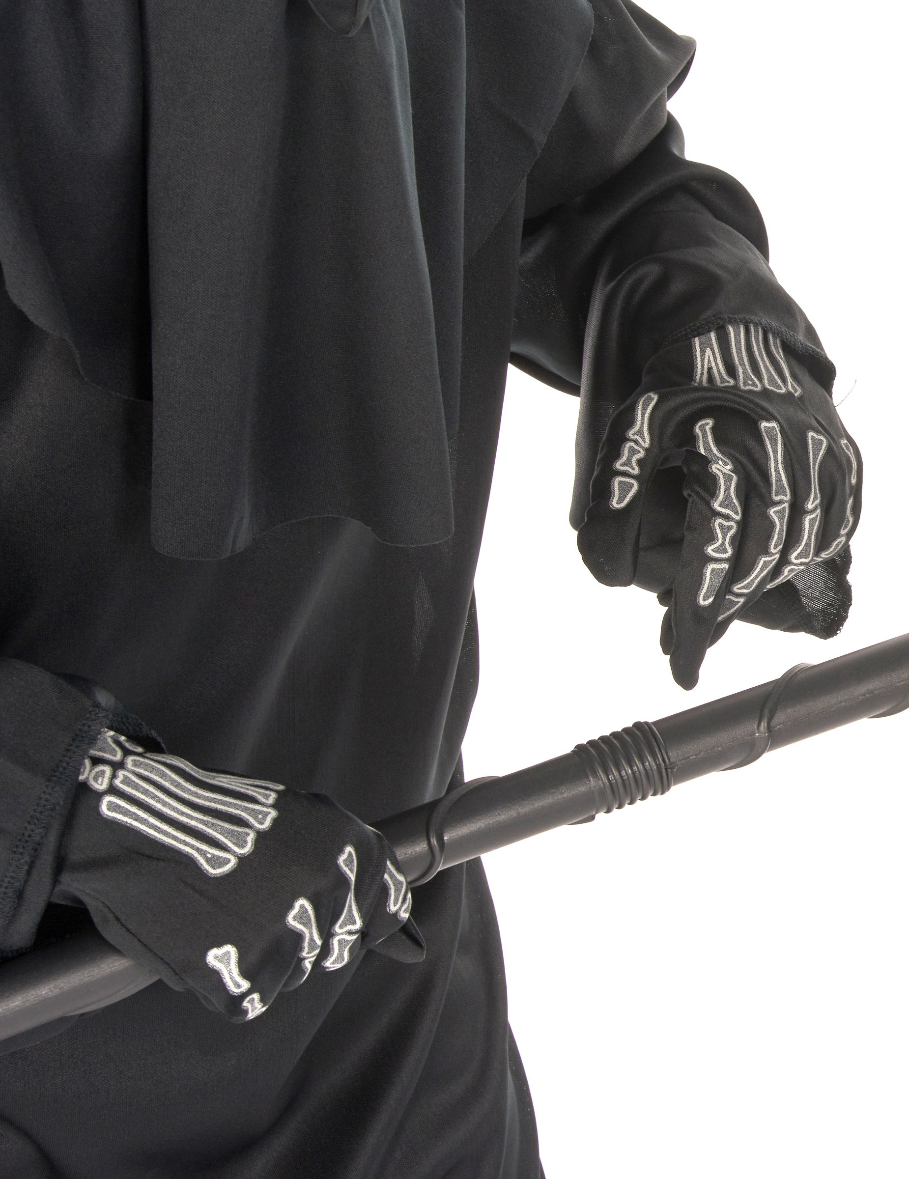 Gros plan sur les gants squelette du déguisement faucheur sinistre