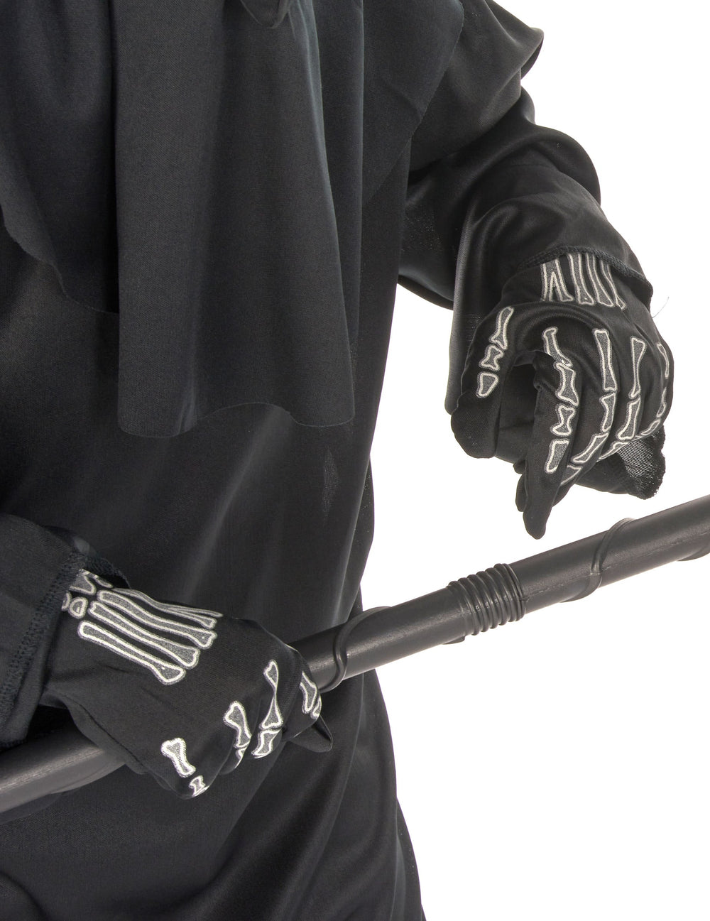 Gros plan sur les gants squelette du déguisement faucheur sinistre