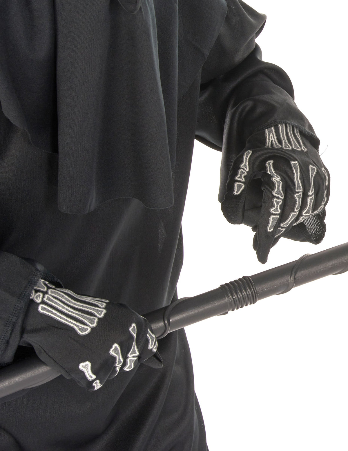 Gros plan sur les gants squelette du déguisement faucheur sinistre
